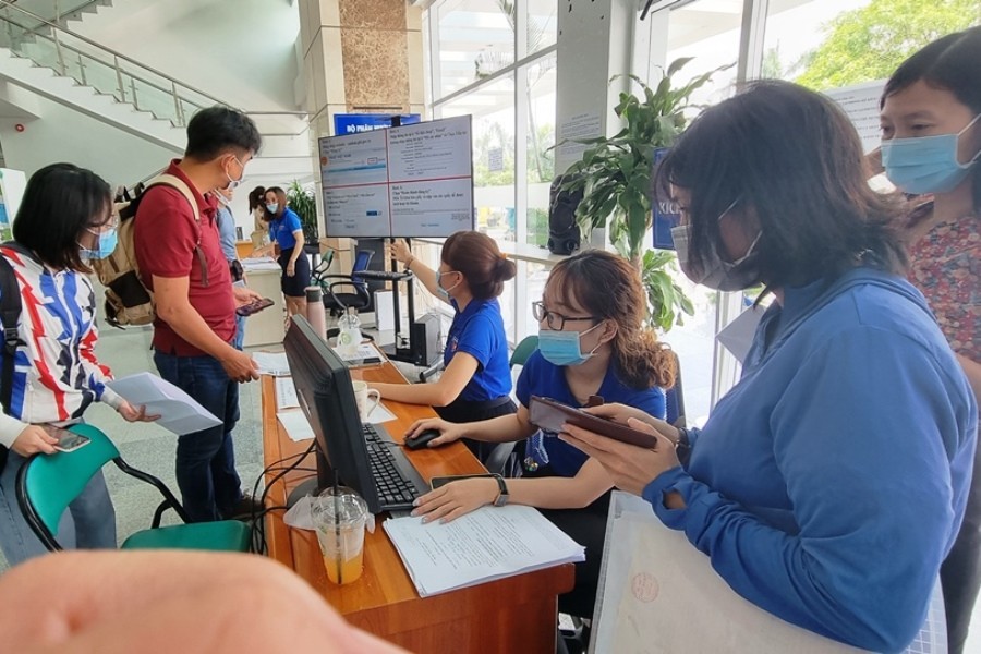 Hướng dẫn người nộp thuế đăng ký tài khoản giao dịch thuế điện tử tại Cục Thuế TP. Hồ Chí Minh. Ảnh Đỗ Doãn