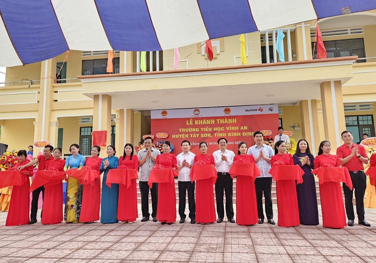 Bộ trưởng Hồ Đức Phớc dự lễ khánh thành trường Tiểu học Vĩnh An, Tây Sơn, Bình Định