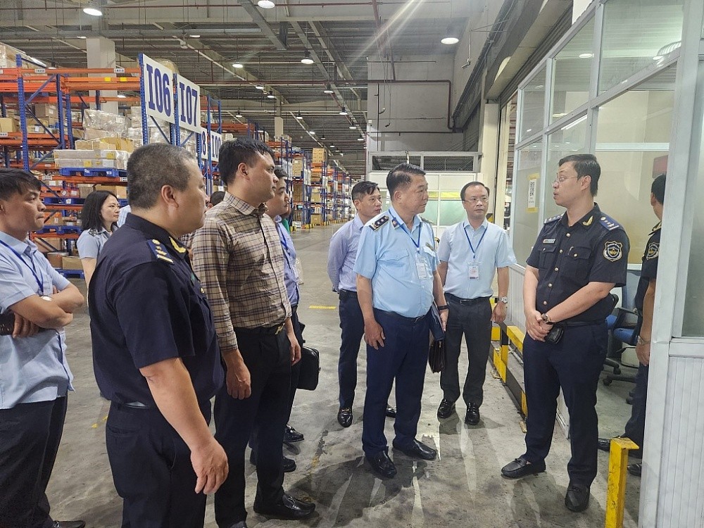 Đoàn công tác của Ban chỉ đạo 389 quốc gia và Ban chỉ đạo 389 Hà Nội kiểm tra công tác chống buôn lậu qua cảng hàng không quốc tế Nội Bài.