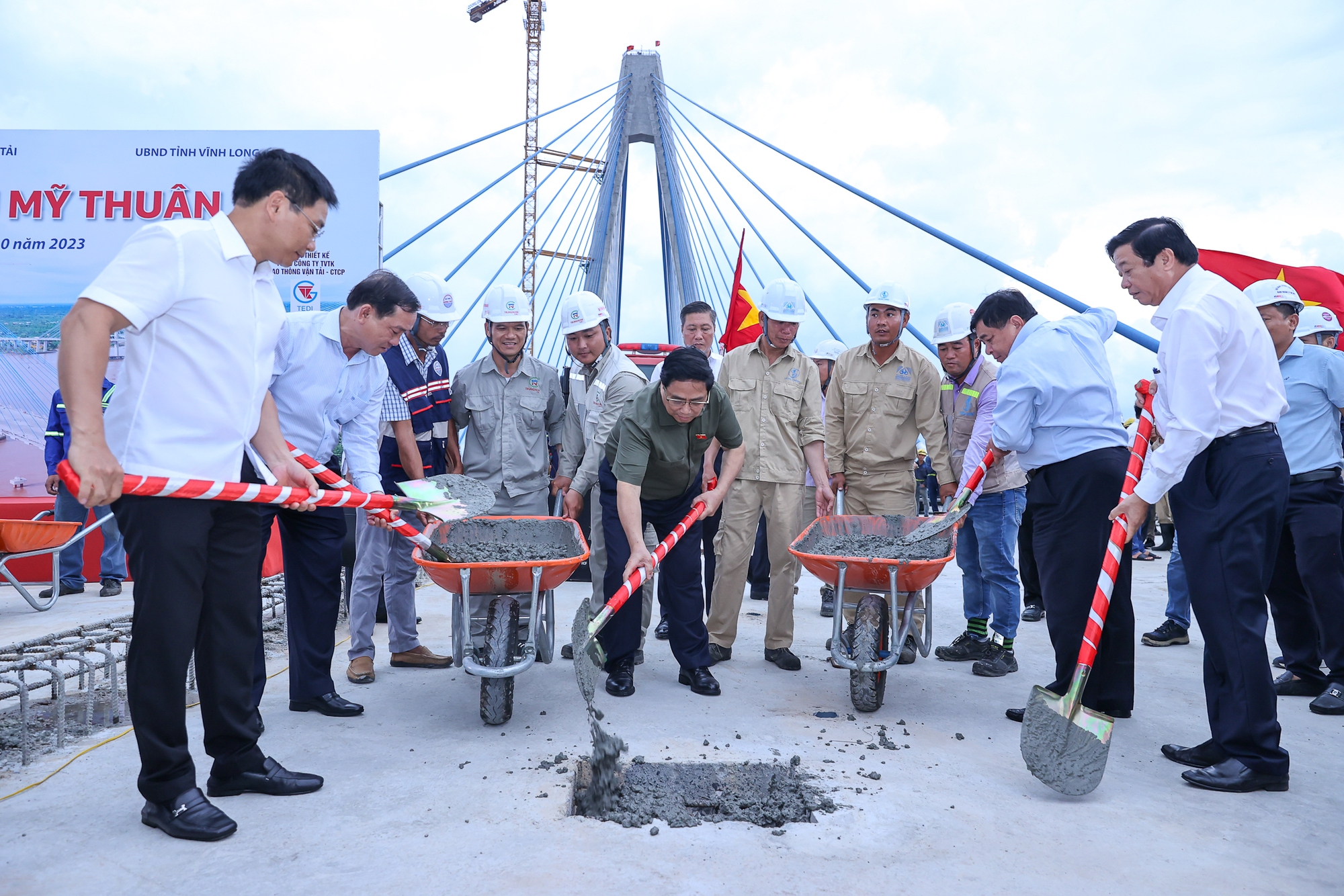 Hợp long cầu Mỹ Thuận 2 - cây cầu cấp đặc biệt, trọng điểm quốc gia mang thương hiệu Việt