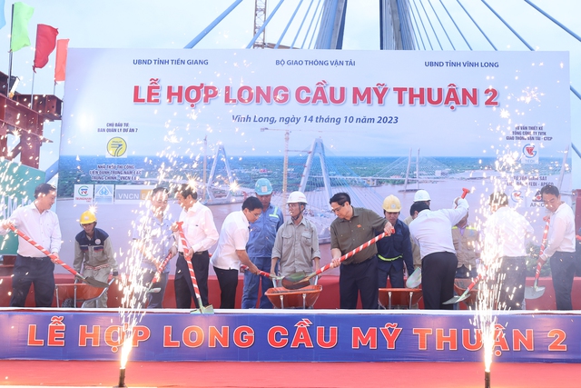 Hợp long cầu Mỹ Thuận 2