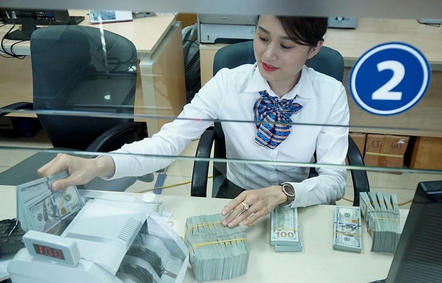 Tỷ giá hôm nay (26/10): Đồng USD trong nước giảm, thế giới tăng