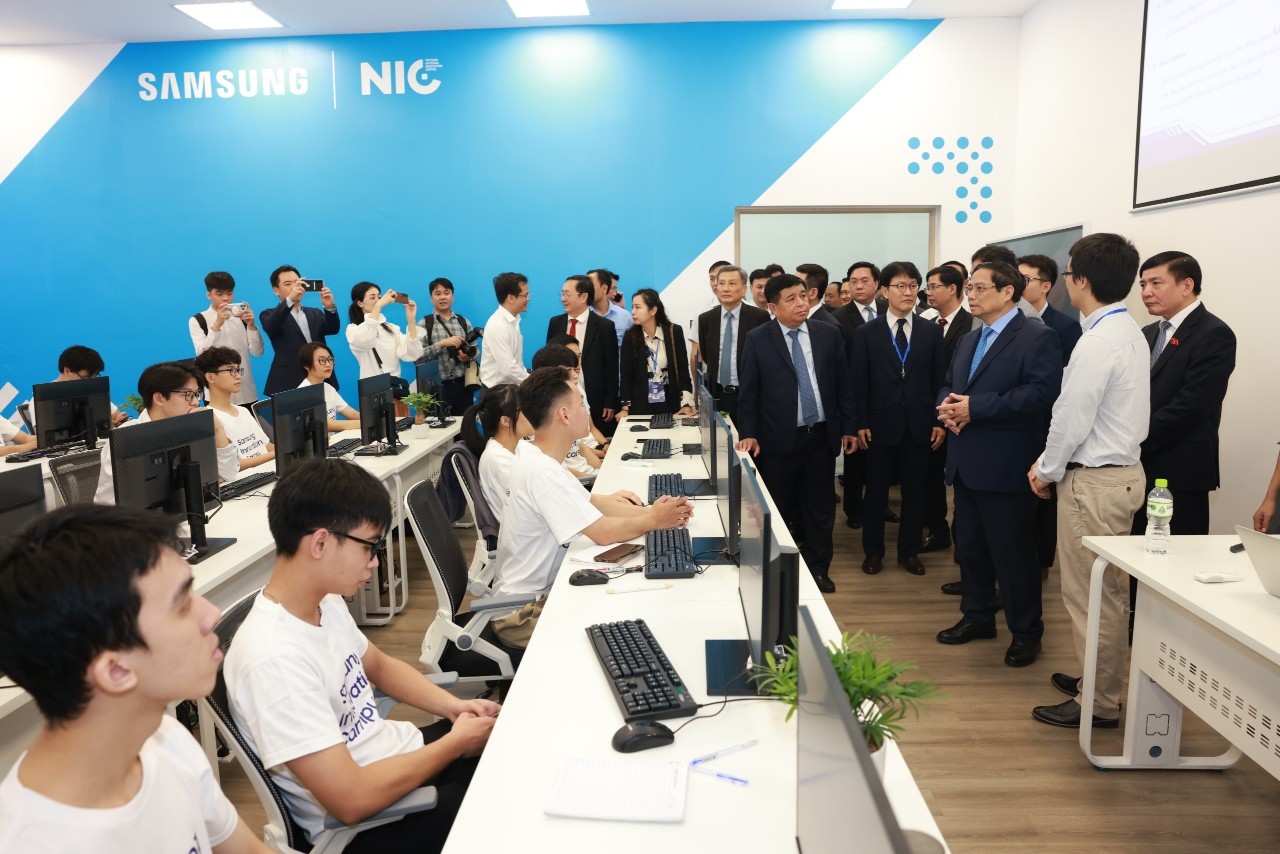 Thủ tướng Chính phủ Phạm Minh Chính và các đại biểu tham quan lớp học Samsung Innovation Campus tại NIC Hòa Lạc.