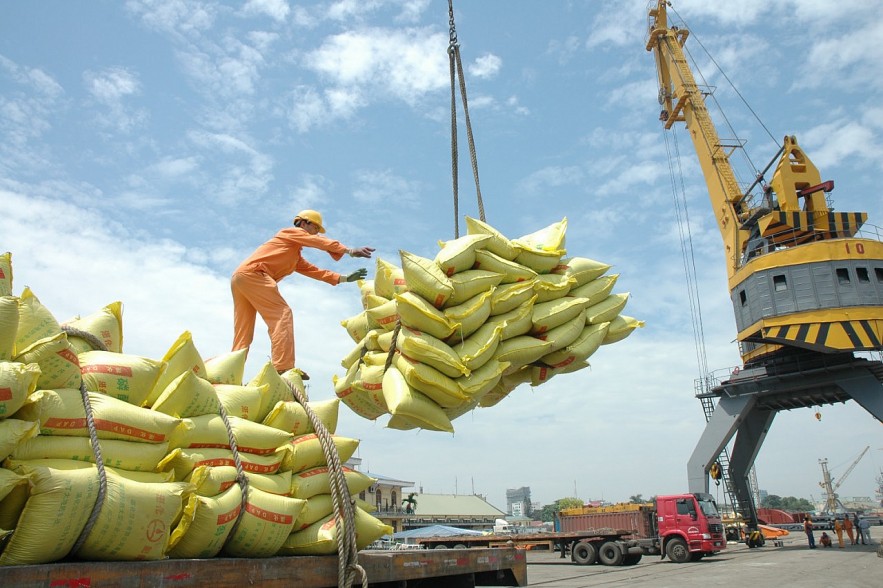 Ngày 31/10: Giá gạo trong nước tăng, gạo xuất khẩu ổn định