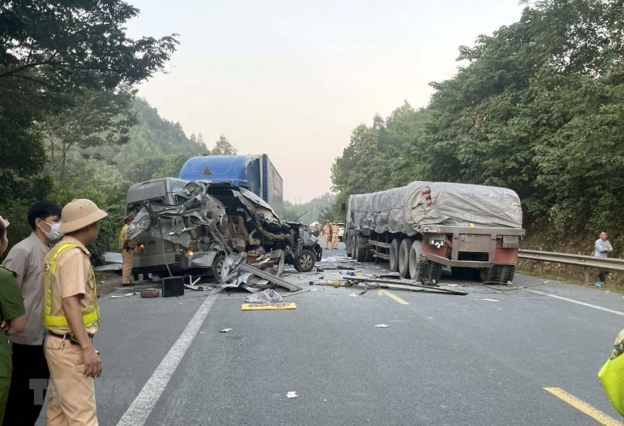 Khắc phục hậu quả vụ tai nạn giao thông đặc biệt nghiêm trọng tại tỉnh Lạng Sơn
