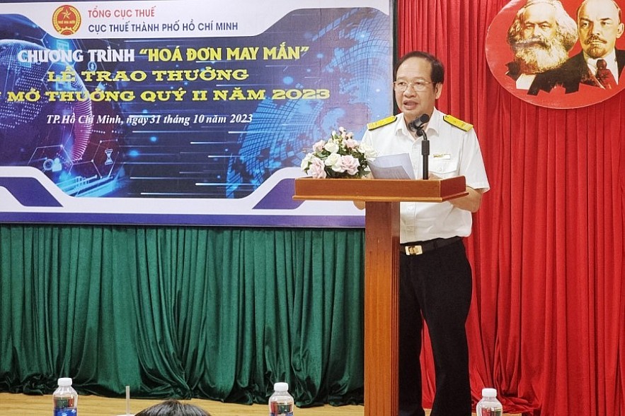 Ông Nguyễn Tiến Dũng - Phó Cục trưởng Cục Thuế TP. Hồ Chí Minh phát biểu chúc mừng người trúng giải. Ảnh Đỗ Doãn