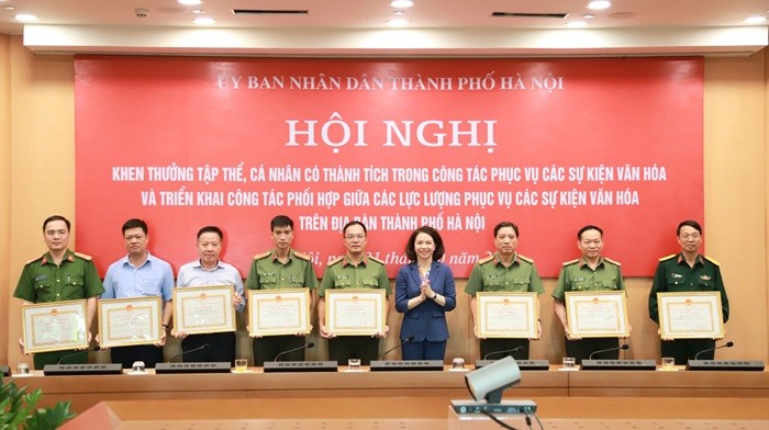 Hà Nội khen thưởng nhiều tập thể, cá nhân tích cực phục vụ các sự kiện văn hóa