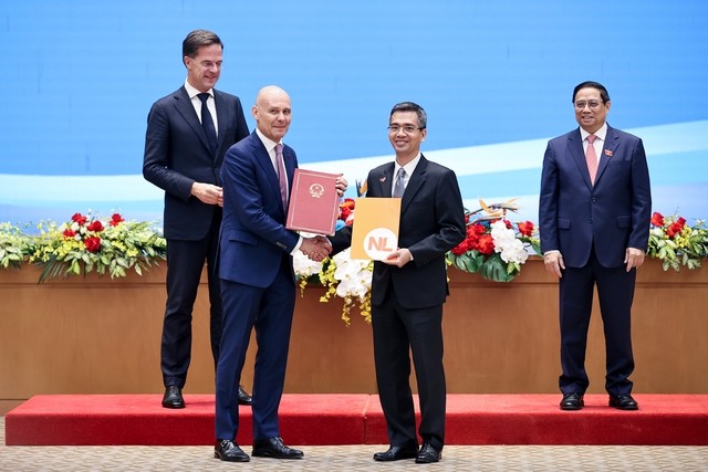 Thứ trưởng Bộ Tài chính Võ Thành Hưng và Đại sứ Hà Lan tại Việt Nam Kees van Baar trao đổi Thỏa thuận về việc thực hiện Hiệp định giữa Việt Nam và Hà Lan về hợp tác và hỗ trợ hành chính lẫn nhau trong lĩnh vực hải quan. Ảnh: Nhật Bắc.
