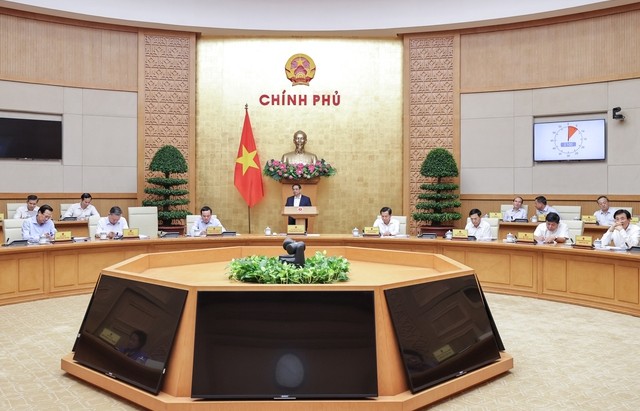 Thủ tướng: Phát huy hơn nữa tinh thần phục vụ, thực sự đồng hành với người dân, doanh nghiệp