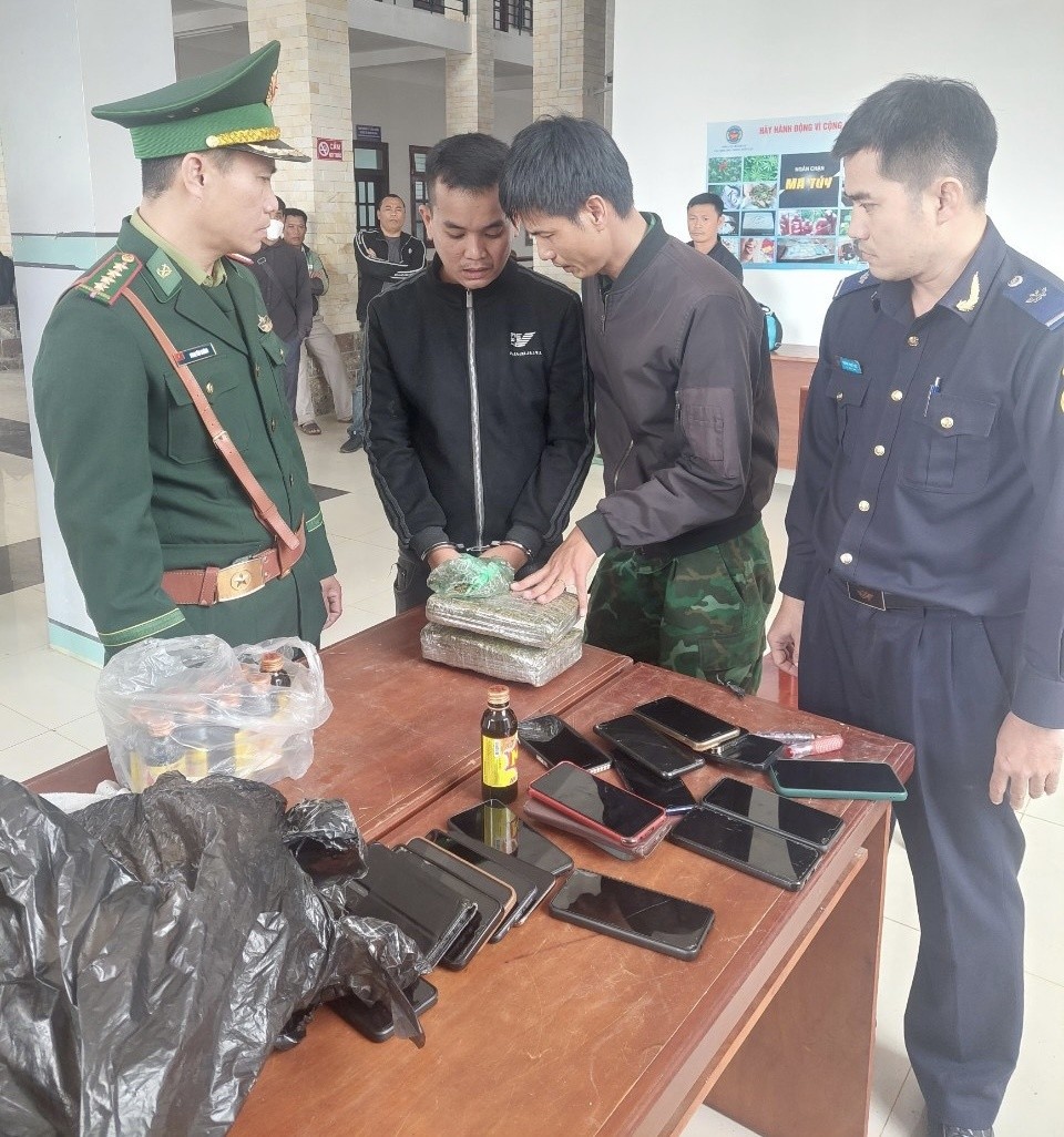 Đối tượng và tang vật ma túy do Chi cục Hải quan Nam Giang phối hợp với Biên phòng bắt giữ ngày 18/10. Ảnh: Thu Hòa.
