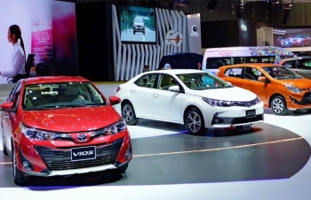 Thị trường ô tô tái diễn tình trạng mua sắm “bia kèm lạc” ở các mẫu xe mới