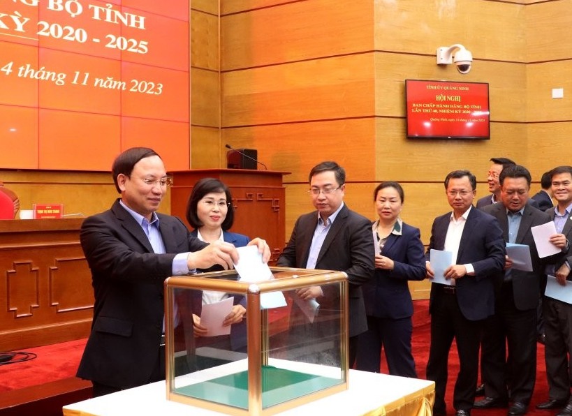 Giới thiệu nhân sự kiện toàn chức danh Chủ tịch UBND và Trưởng đoàn đại biểu Quốc hội tỉnh Quảng Ninh