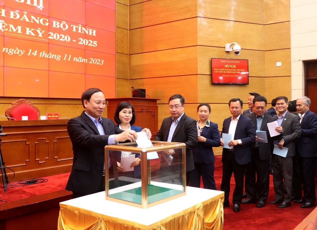 Giới thiệu nhân sự kiện toàn chức danh Chủ tịch UBND và Trưởng đoàn ĐBQH tỉnh Quảng Ninh