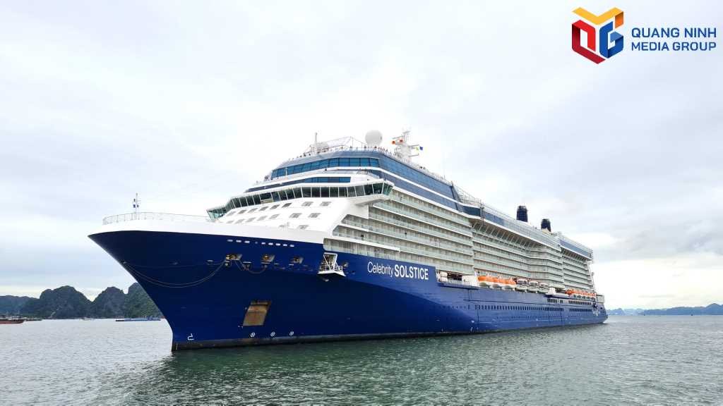 Quảng Ninh: Hai siêu tàu biển đưa gần 3.400 khách Âu, Mỹ đến Hạ Long