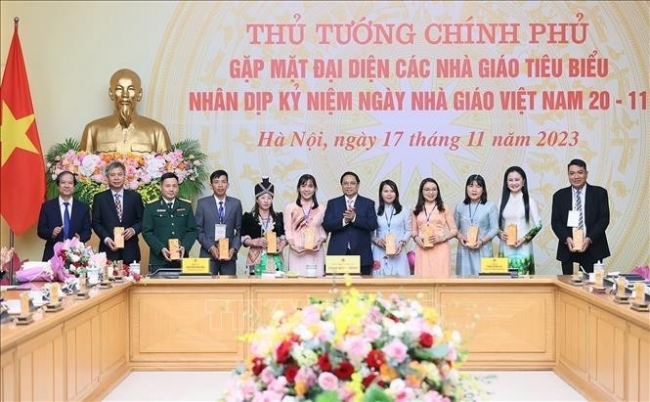 Mỗi thầy, cô giáo luôn là tấm gương sáng rèn đức, luyện tài, yêu nghề, yêu người