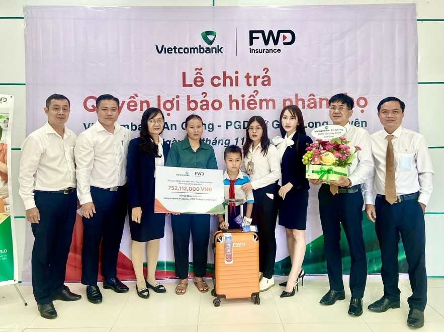 Vietcombank An Giang chi trả quyền lợi bảo hiểm trên 750 triệu đồng cho khách hàng