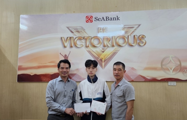 Học bổng Ươm mầm ước mơ SeABank viết tiếp giấc mơ tới giảng đường đại học cho 16 học sinh nghèo