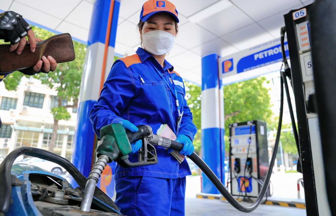 Giá xăng dầu đồng loạt giảm, xăng RON95-III về gần mốc 23.000 đồng/lít