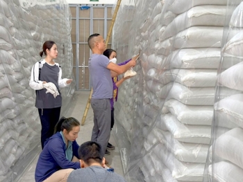 Cục Dự trữ Nhà nước khu vực Đông Bắc kiểm tra chất lượng gạo nhập kho năm 2023