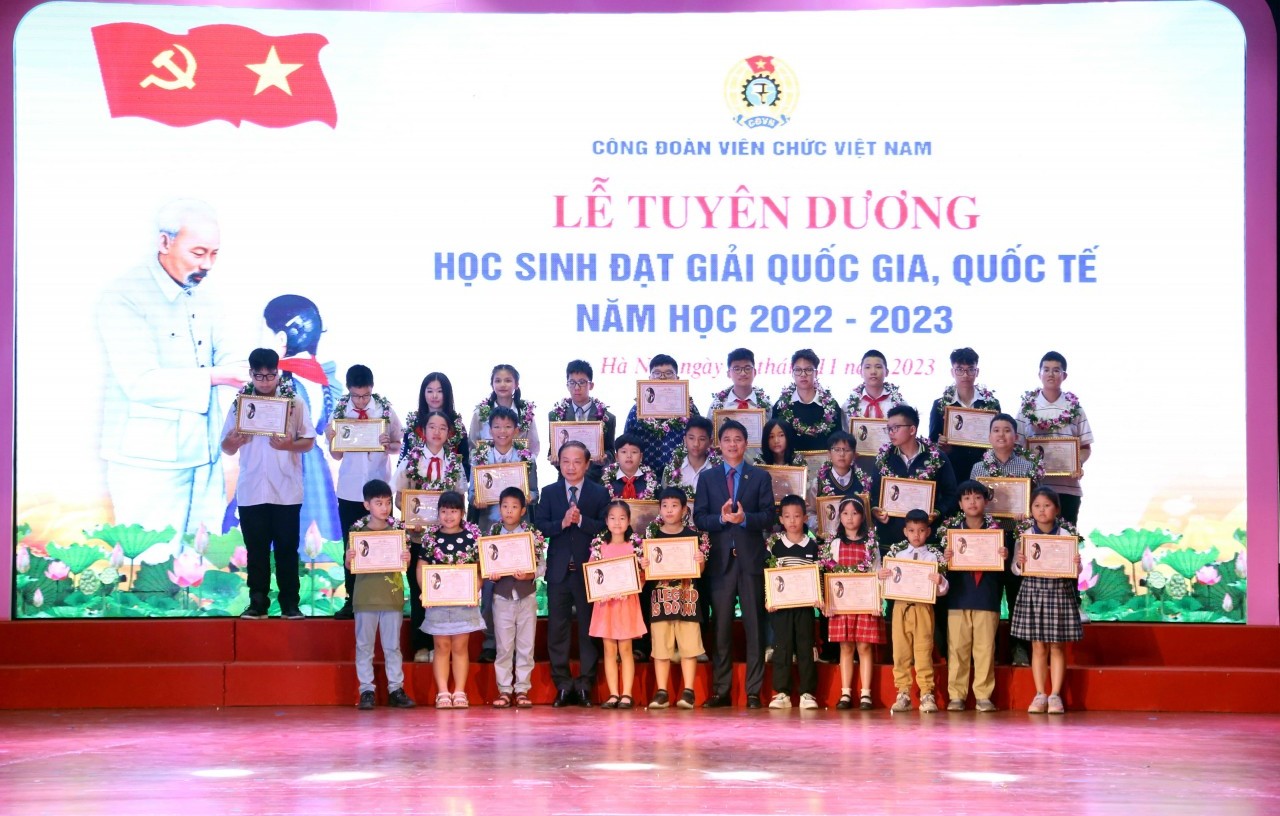 Công đoàn Viên chức Việt Nam tuyên dương học sinh đạt giải quốc gia, quốc tế năm học 2022-2023
