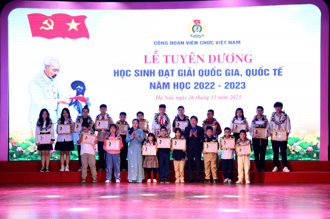 Công đoàn Viên chức Việt Nam tuyên dương học sinh đạt giải quốc gia, quốc tế năm học 2022 - 2023