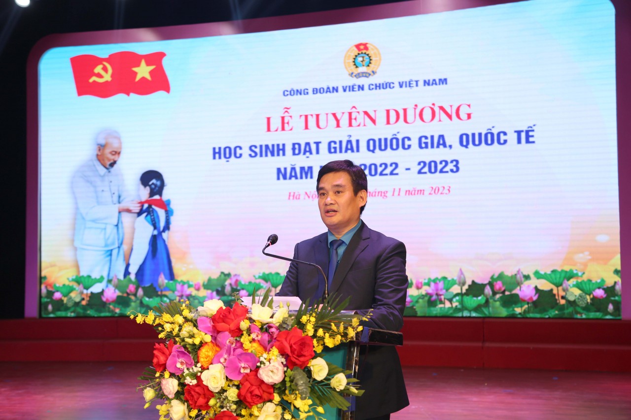 Công đoàn Viên chức Việt Nam tuyên dương học sinh đạt giải quốc gia, quốc tế năm học 2022 - 2023