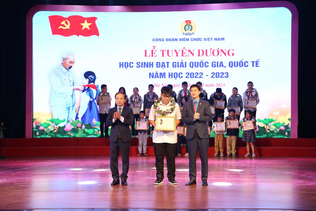 Công đoàn Viên chức Việt Nam tuyên dương học sinh đạt giải quốc gia, quốc tế năm học 2022 - 2023