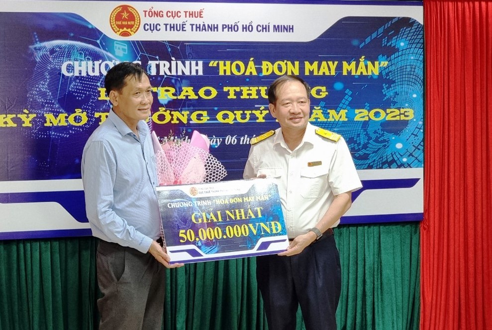 Mua hàng hóa lấy hóa đơn có cơ hội trúng thưởng hóa đơn may mắn 50 triệu đồng. Ảnh Đỗ Doãn