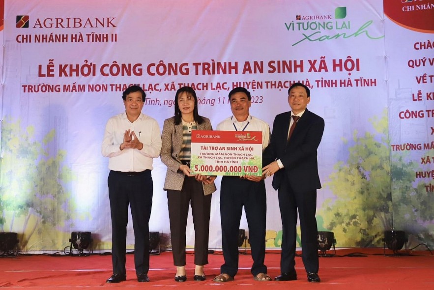 An Agribank branch sponsored 5 billion VND to build Thach Lac Kindergarten