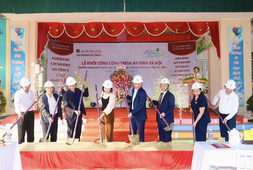 An Agribank branch sponsored 5 billion VND to build Thach Lac Kindergarten
