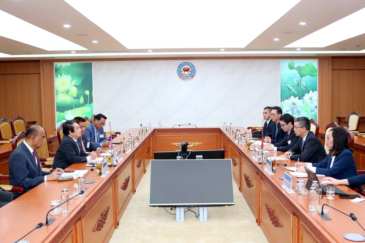 Thứ trưởng Võ Thành Hưng tiếp Tổng thư ký Quốc hội Campuchia