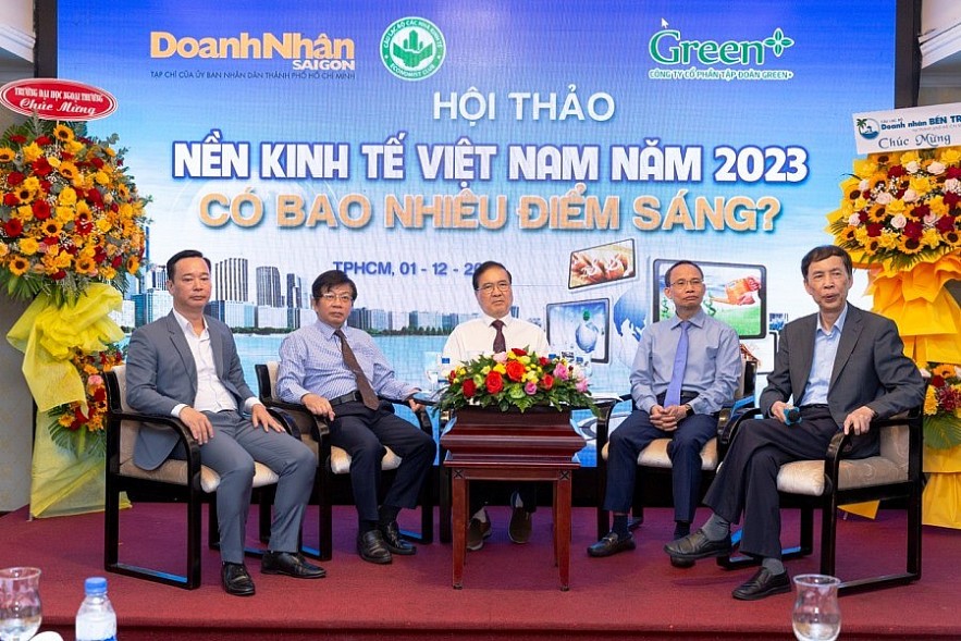 Các chuyên gia kinh tế chia sẻ thông tin tích cực về kinh tế Việt Nam năm 2023 và 2024 tại hội thảo. Ảnh Gia Linh
