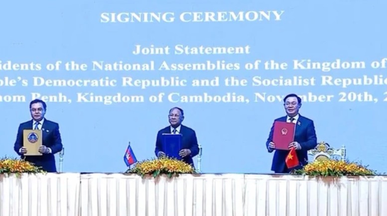 Chủ tịch Quốc hội Vương Đình Huệ lên đường dự Hội nghị Cấp cao Quốc hội Campuchia - Lào - Việt Nam