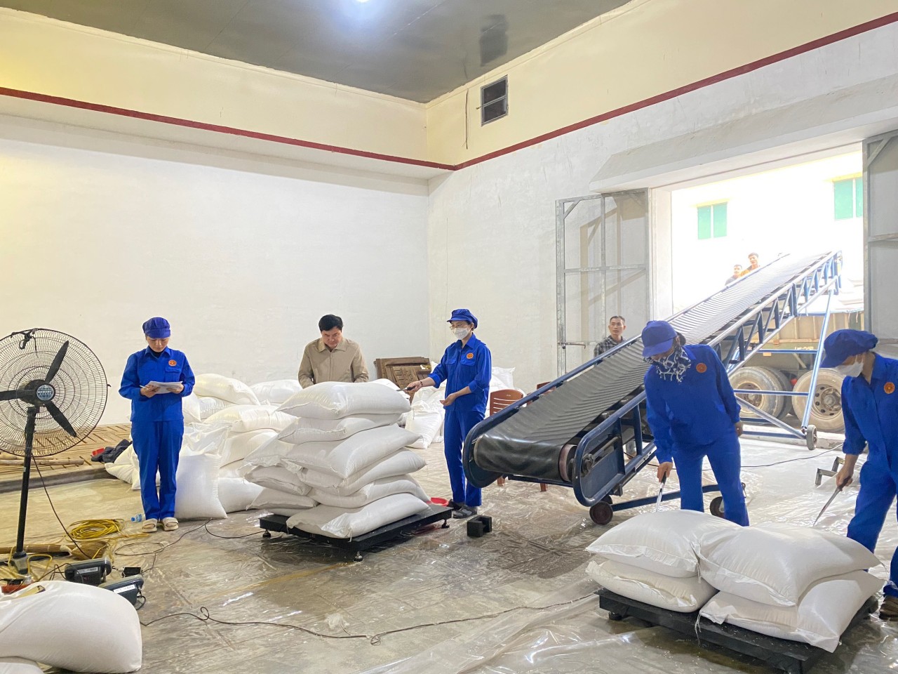 Cục Dự trữ Nhà nước khu vực Nghệ Tĩnh xuất hơn 1.436 tấn gạo hỗ trợ học sinh