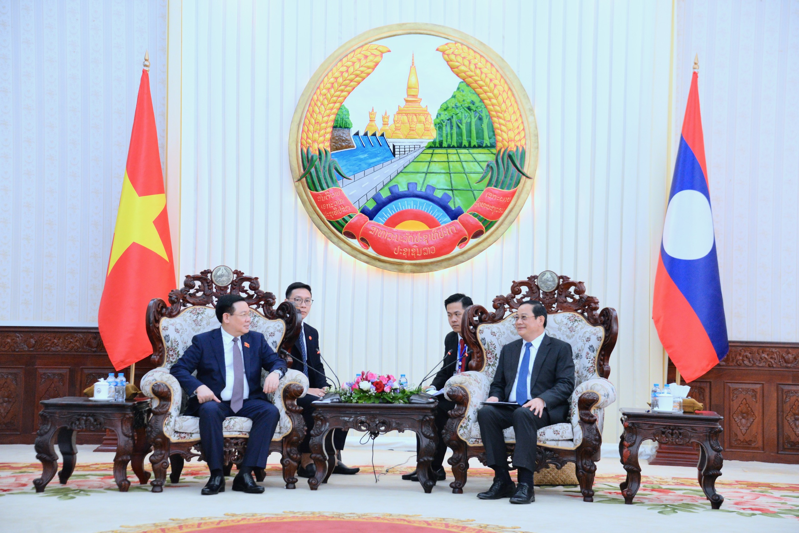 Chủ tịch Quốc hội Vương Đình Huệ hội kiến với Thủ tướng Chính phủ Lào Sonexay Siphanhdone