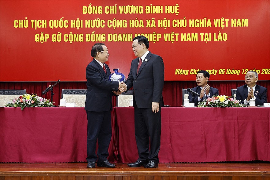 Chủ tịch Quốc hội Vương Đình Huệ: Tạo đột phá trong hợp tác kinh tế, thương mại là nguyện vọng cháy bỏng của cả Việt Nam và Lào