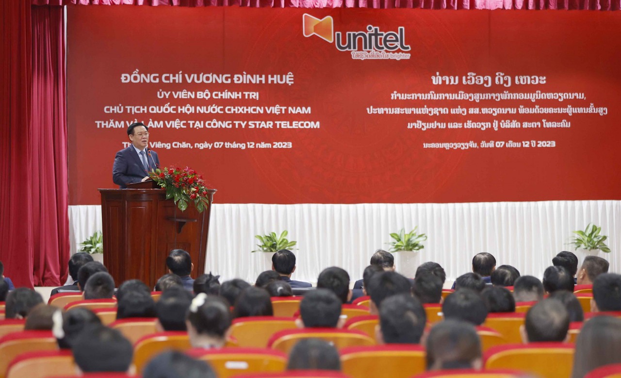 Chủ tịch Quốc hội Vương Đình Huệ thăm và làm việc tại liên doanh của Viettel tại Lào