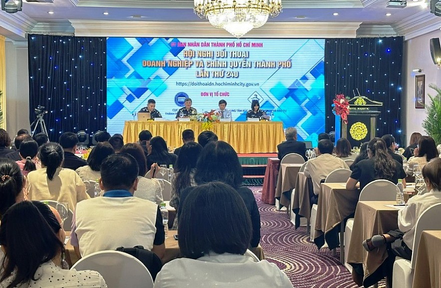 Buổi đối thoại thu hút hơn 300 đại diện doanh nghiệp TP. Hồ Chí Minh. Ảnh: Đỗ Doãn