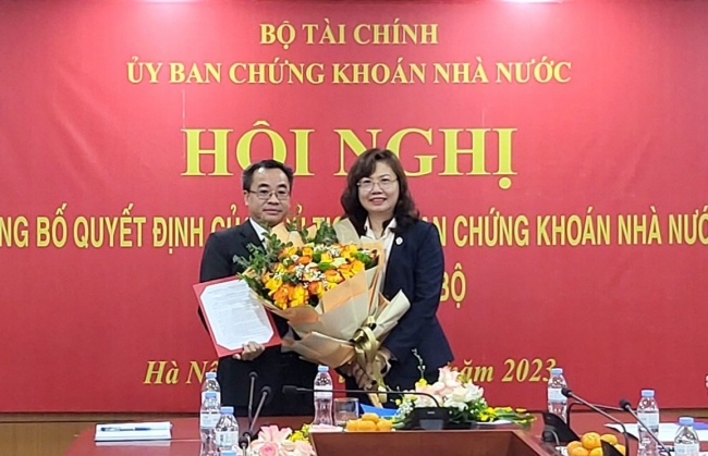 Trao quyết định tiếp nhận và bổ nhiệm ông Đậu Huy Sáu giữ chức Tổng Biên tập Tạp chí Chứng khoán