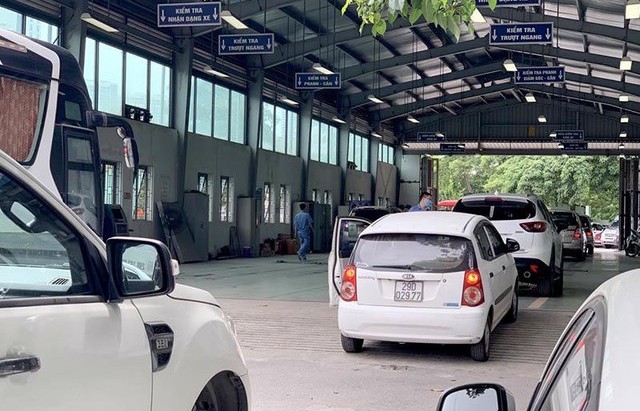 Nhu cầu đăng kiểm gia tăng, các trung tâm làm việc cả ngày nghỉ