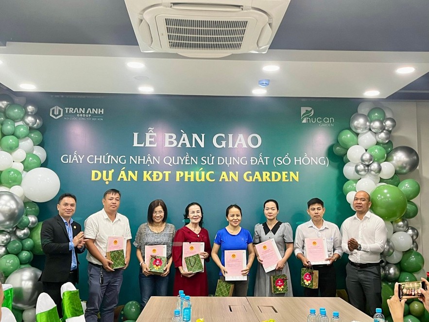 Tran Anh Group trao sổ hồng cho cư dân Phúc An Garden