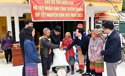 Xuất cấp kịp thời hàng dự trữ tới người dân tỉnh Bình Định, Quảng Ngãi