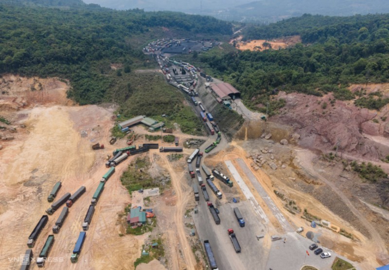 Phương tiện vận chuyển hàng hoá khu vực cửa khẩu quốc tế La Lay .