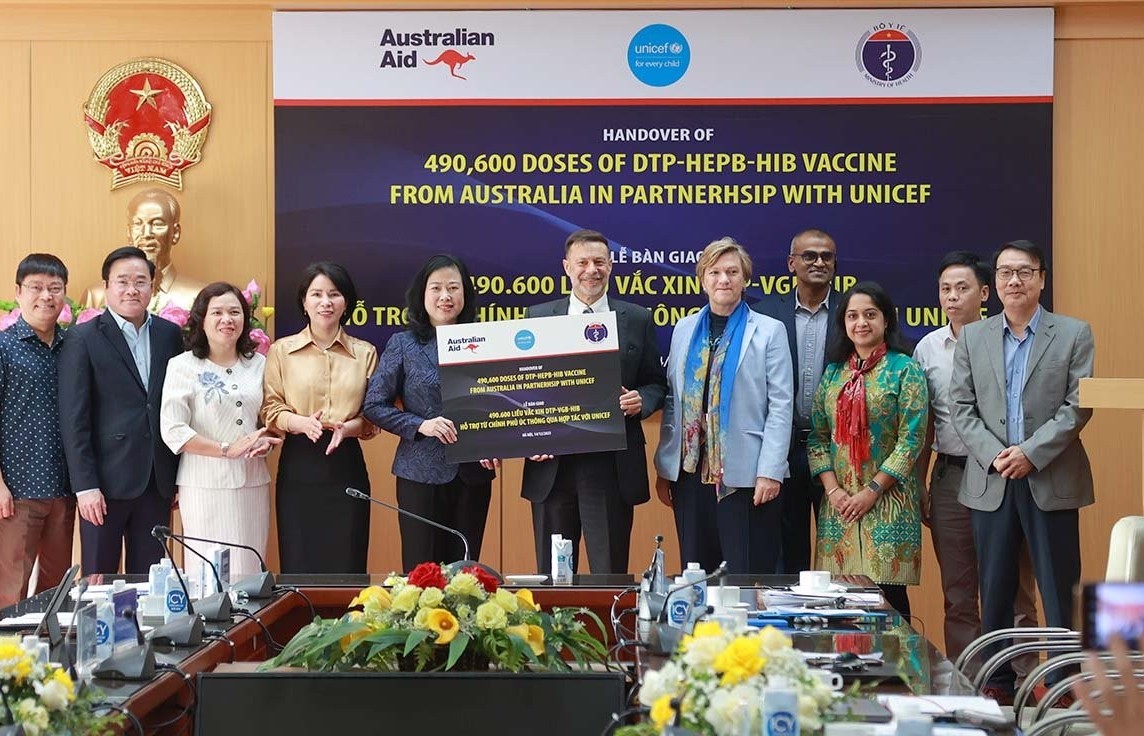 Bộ Y tế tiếp nhận gần 500.000 liều vaccine 5 trong 1 do Úc viện trợ