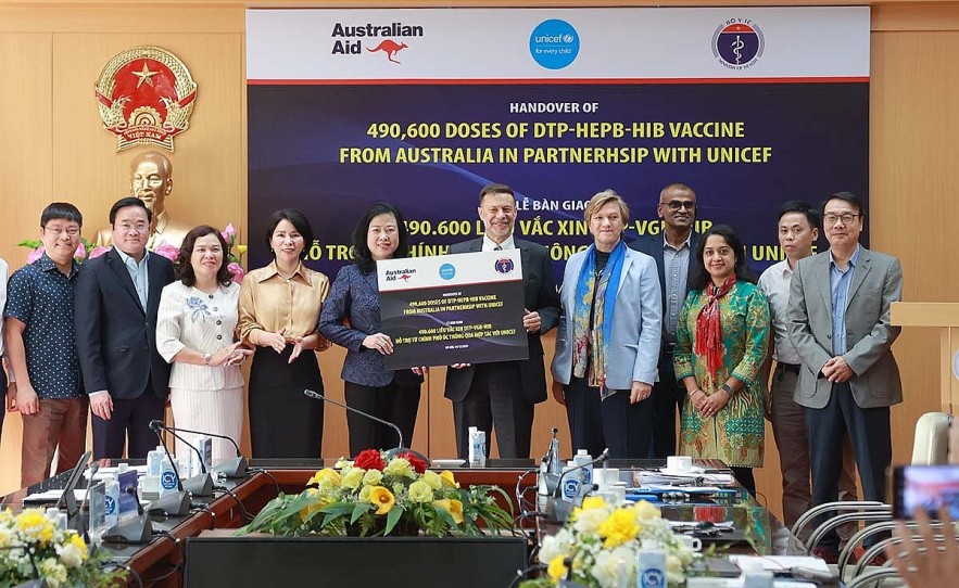 Bộ Y tế tiếp nhận gần 500.000 liều vaccine 5 trong 1 do Úc viện trợ