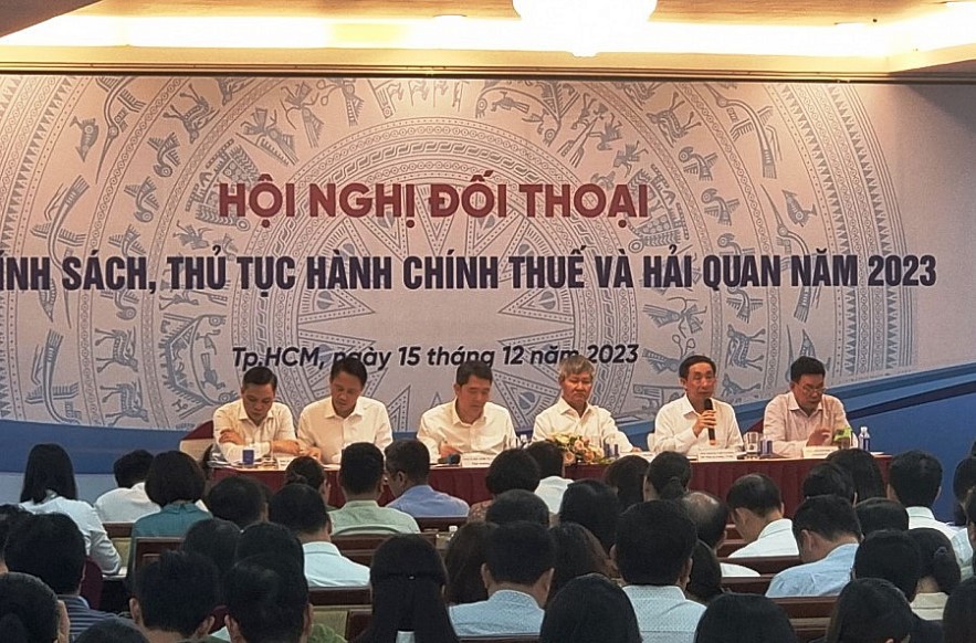 Phó Tổng cục trưởng Tổng cục Hải quan Hoàng Việt Cường giải đáp vướng mắc thuế ...
