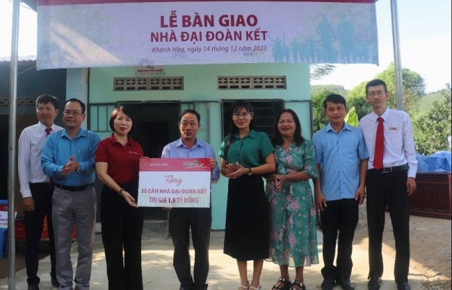 Agribank bàn giao 30 căn nhà đại đoàn kết cho các hộ gia đình khó khăn tại Khánh Hòa