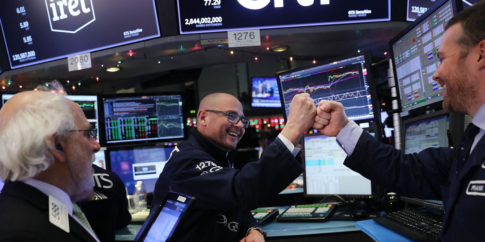 Chứng khoán Phố Wall miệt mài tăng, Dow Jones xác lập kỷ lục mới