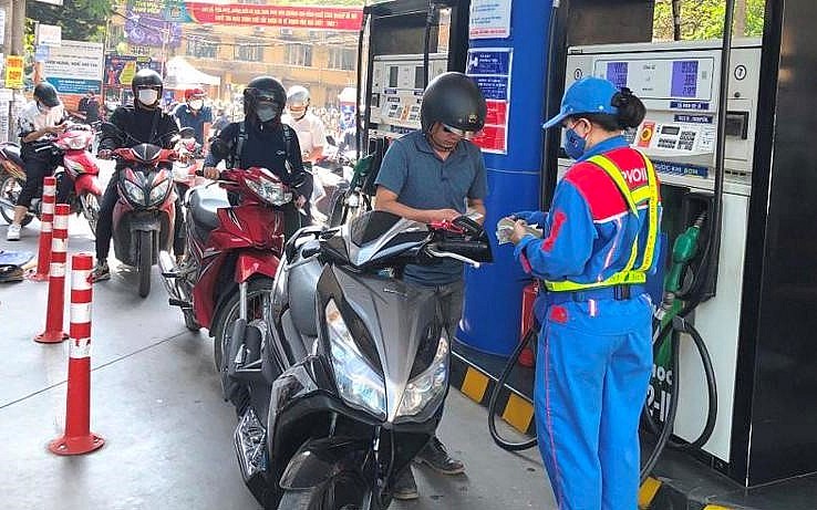 Từng công chức thuế phải quản lý, giám sát việc xuất hóa đơn bán lẻ xăng dầu
