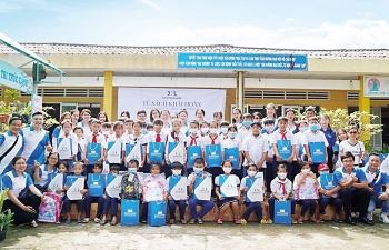 Tủ sách Khải  Hoàn: Nối dài những giá trị nhân văn